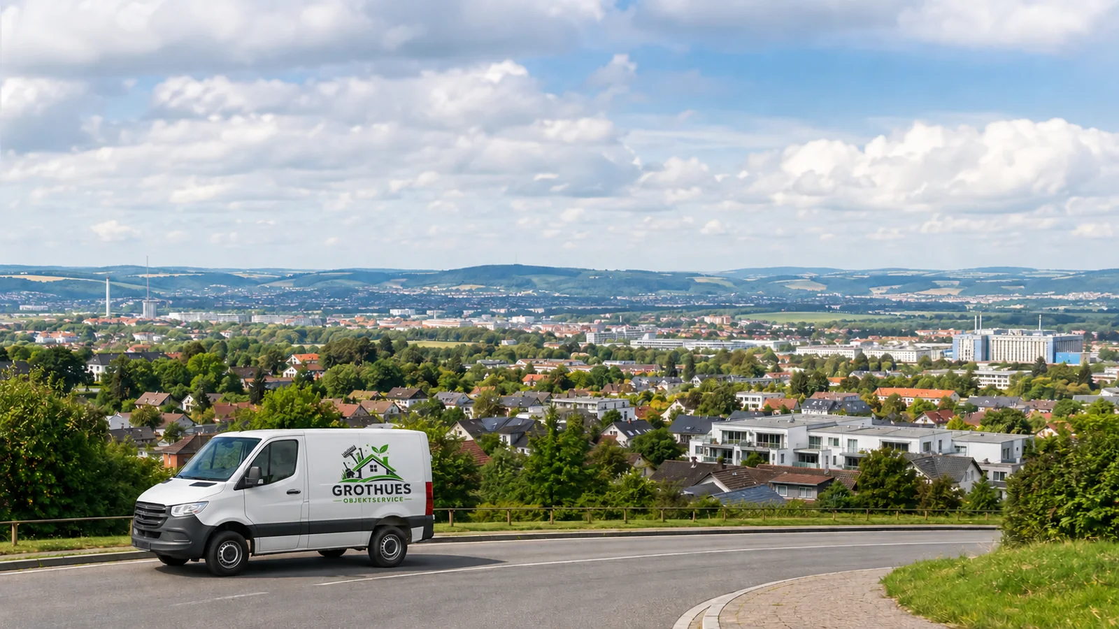 Transporter mit Grothues-Objektservice-Logo vor einer Stadtlandschaft – Symbolbild